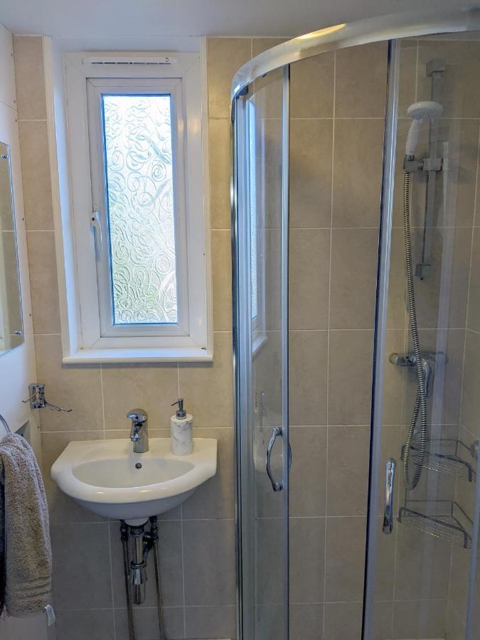 Spring Gardens, 4-bedroom Seaside Family Holiday home *
