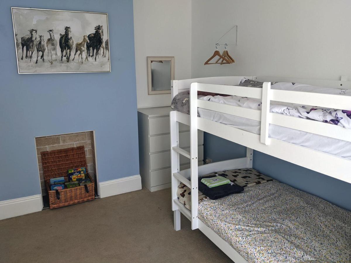 Spring Gardens, 4-bedroom Seaside Family Holiday home *