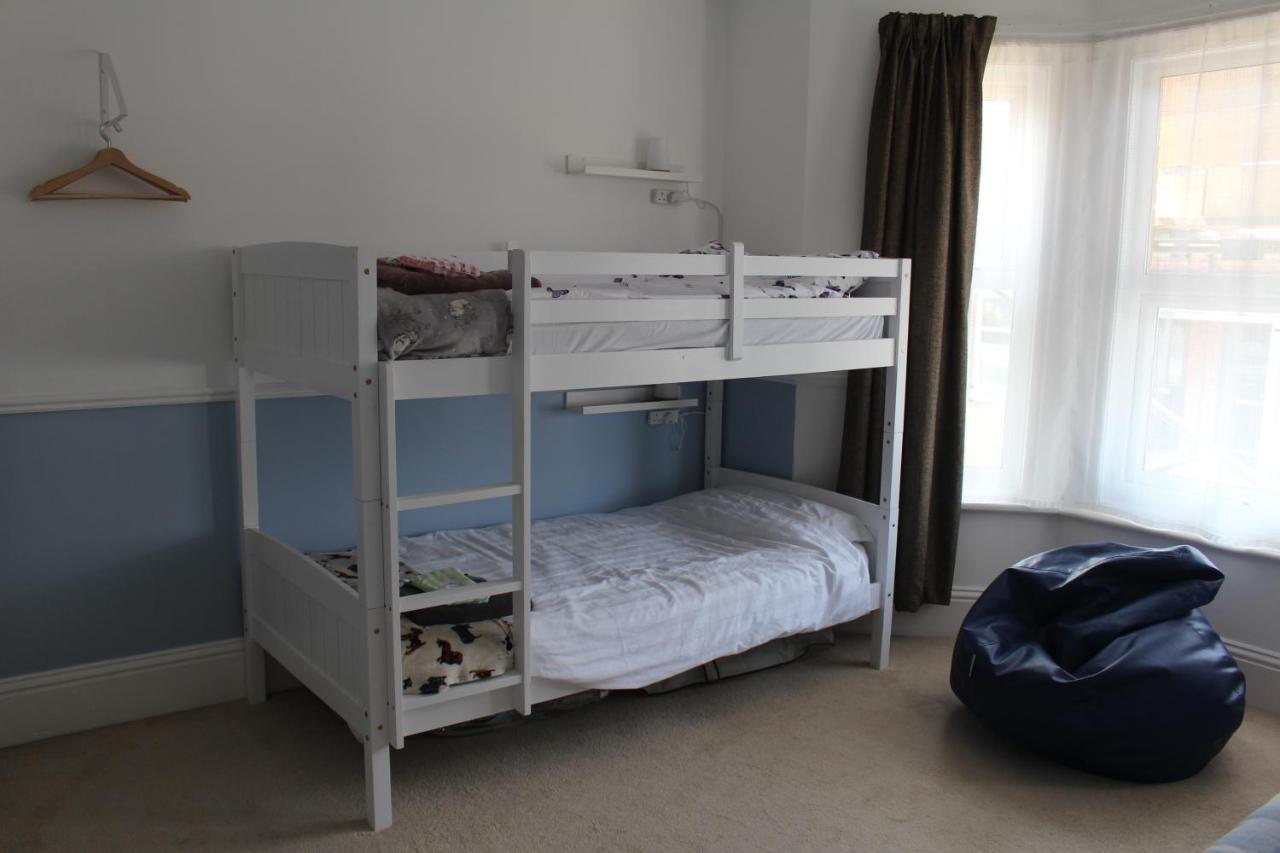 Spring Gardens, 4-bedroom Seaside Family Holiday home