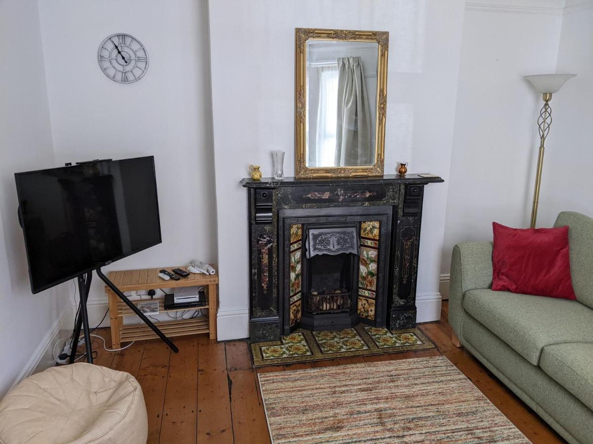 Spring Gardens, 4-bedroom Seaside Family Holiday home *